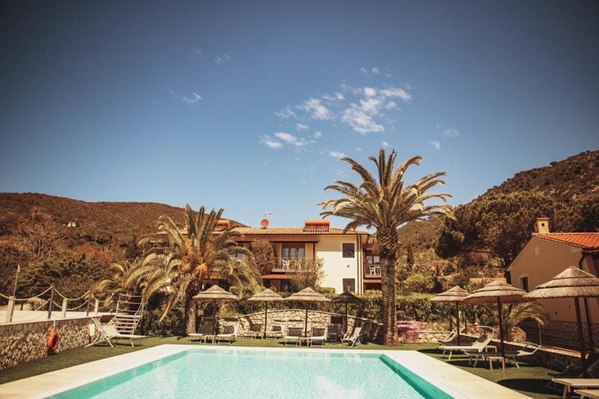 Property building, Spring, Day, Natural landscape, Summer, Solarium, Pool view, Swimming pool, sunbed