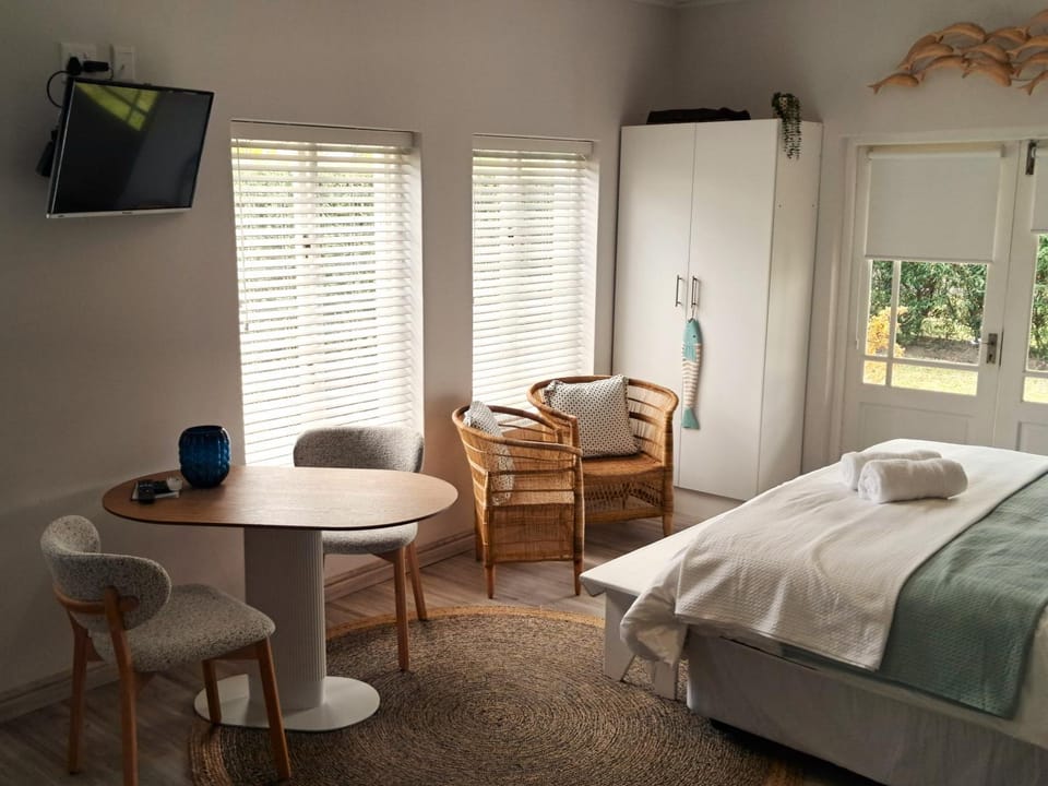 TV and multimedia, Seating area, Dining area