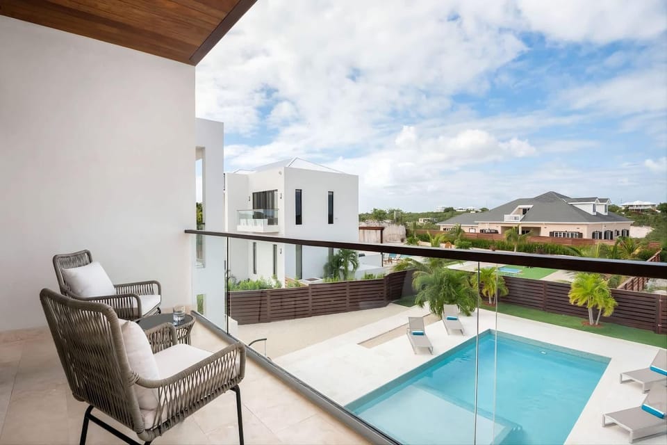 Balcony/Terrace, Seating area, Pool view