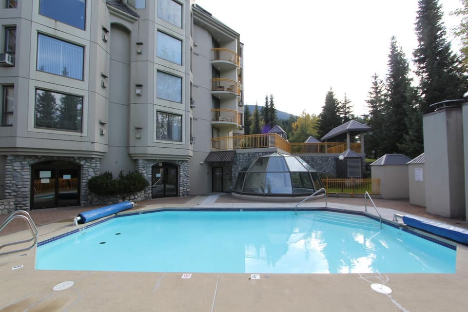 Property building, Swimming pool, Swimming pool