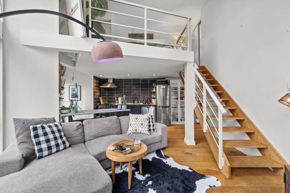 Rare Find Loft with full kitchen at Heart of Downtown Apartment in Vancouver
