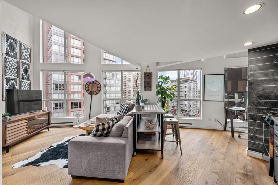 Rare Find Loft with full kitchen at Heart of Downtown Apartment in Vancouver