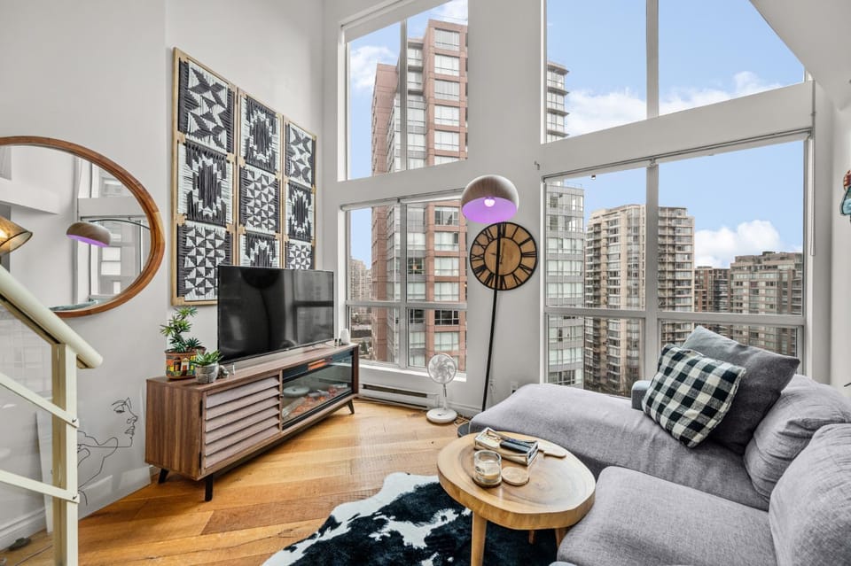 Rare Find Loft with full kitchen at Heart of Downtown Apartment in Vancouver