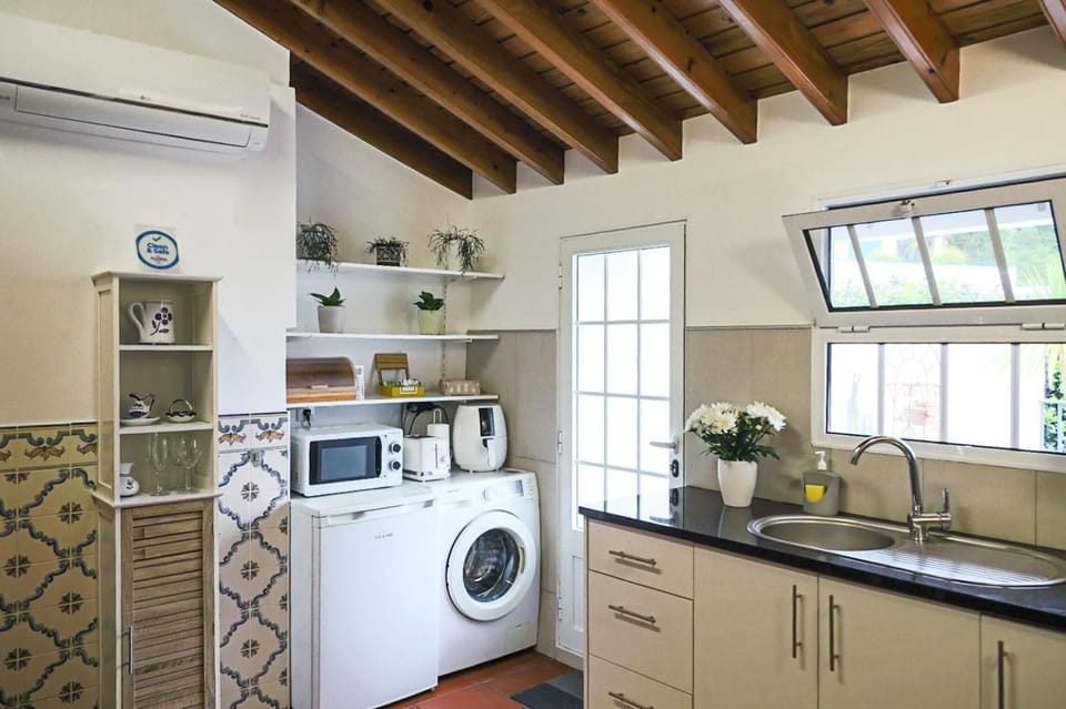 Coffee/tea facilities, minibar, toaster, laundry, washing machine, air conditioner
