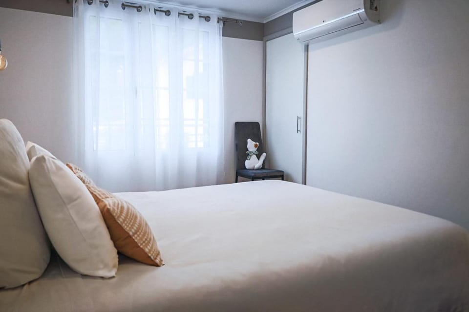 Bed, Bedroom, wardrobe, air conditioner