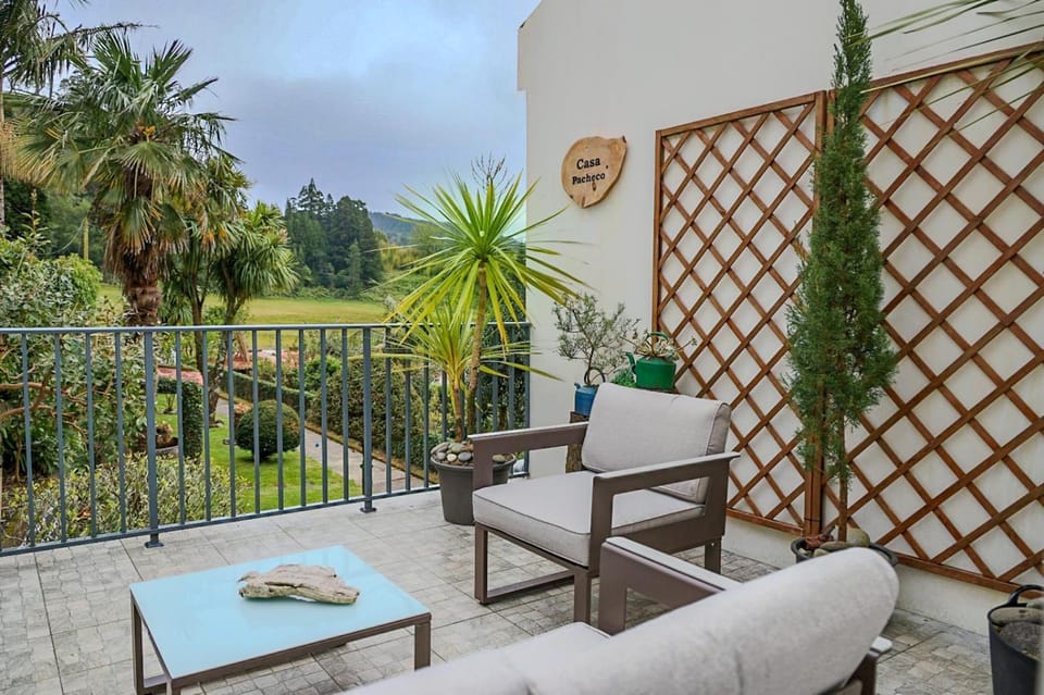 Balcony/Terrace, Garden view, Landmark view, Mountain view