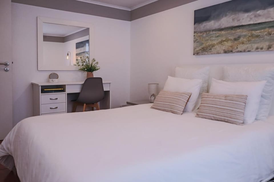 Bed, Seating area, Bedroom