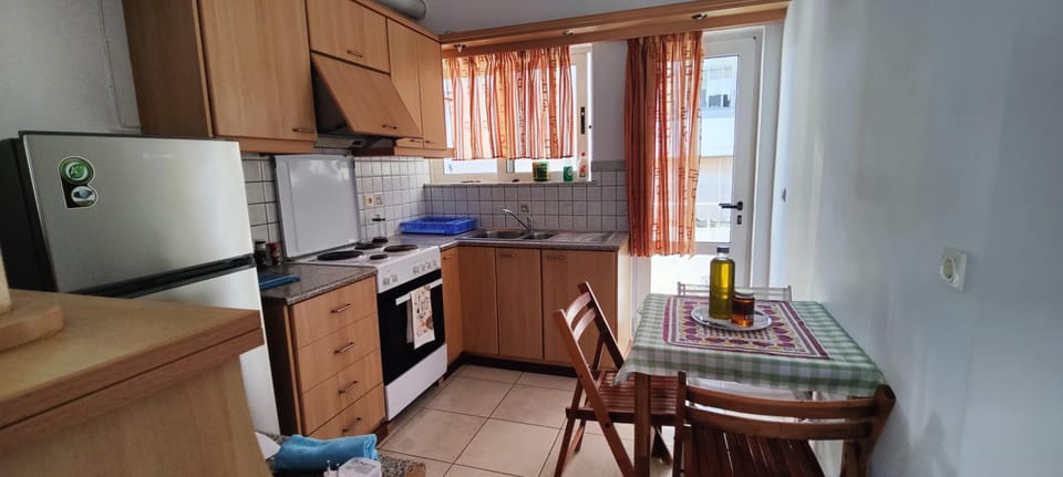 Kitchen or kitchenette, Dining area, oven, stove