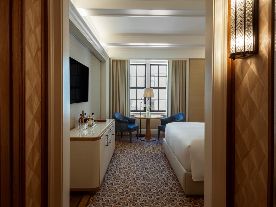 Bed, TV and multimedia, Coffee/tea facilities, Seating area, minibar, air conditioner