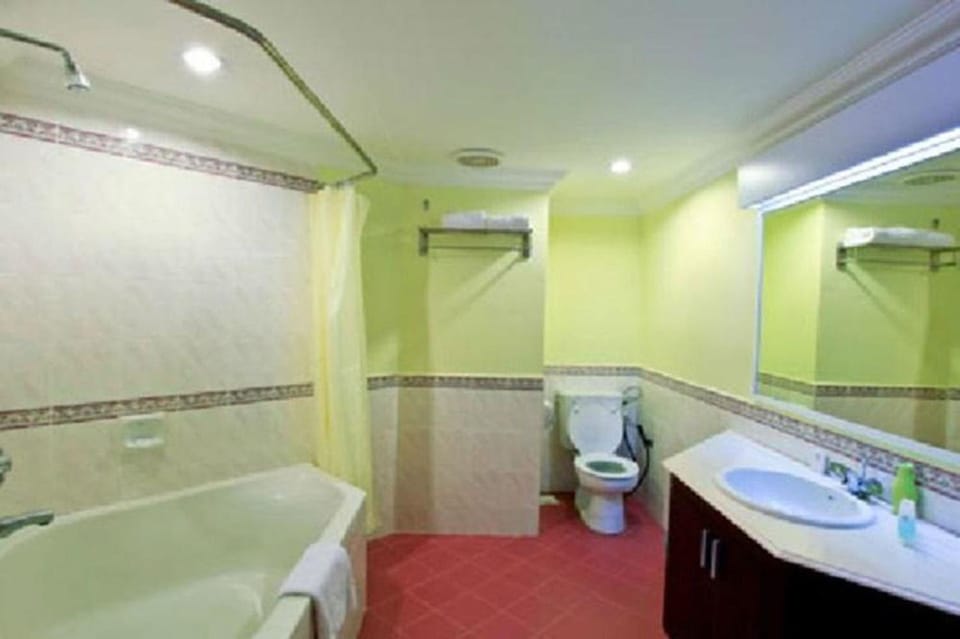 Shower, Toilet, Bathroom, Bath, towels