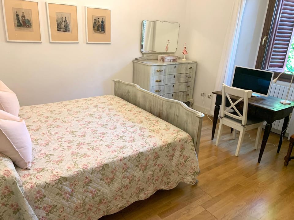 Bed, Photo of the whole room, Seating area, Bedroom, hair dresser
