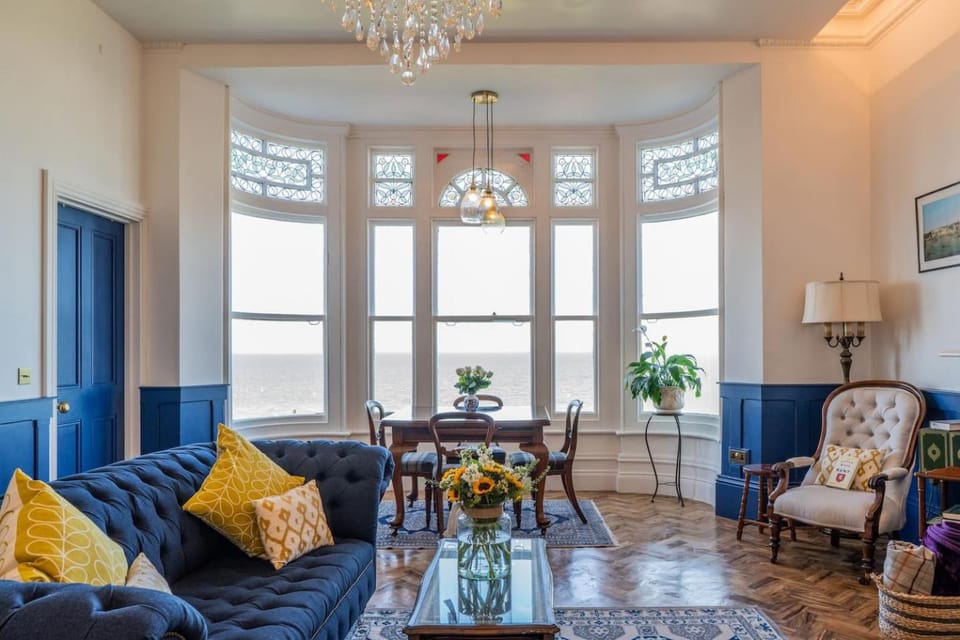 Signature Beachfront Home, Panoramic Sea Views & Marble Fireplace Apartment in Herne Bay