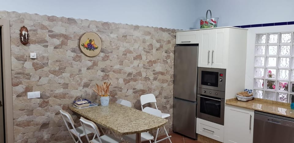 Kitchen or kitchenette, Decorative detail, Seating area, Dining area, Garden view