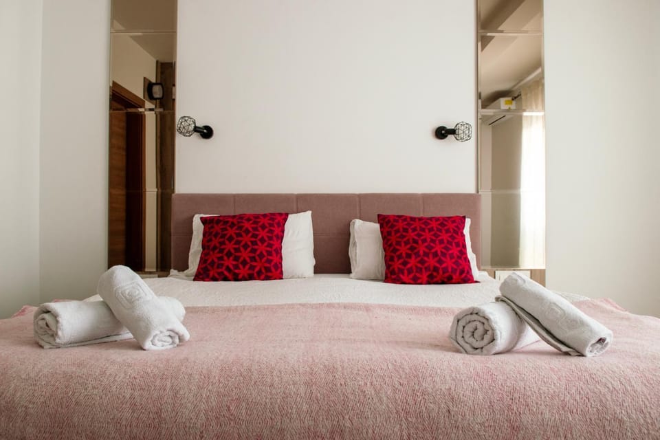 Bed, Bedroom, towels