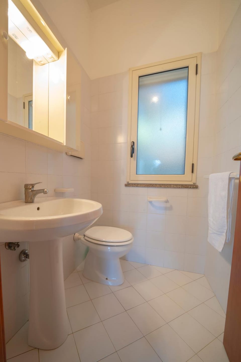 Toilet, Bathroom, bidet, towels