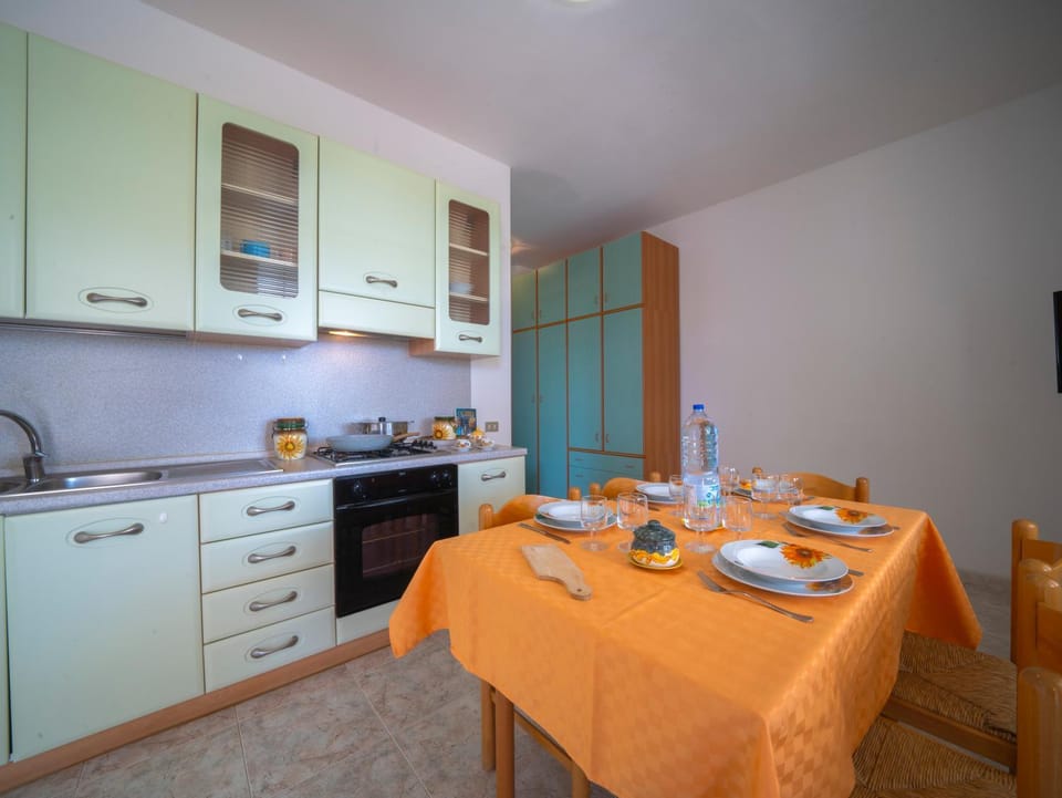 Kitchen or kitchenette, Dining area, Food, stove