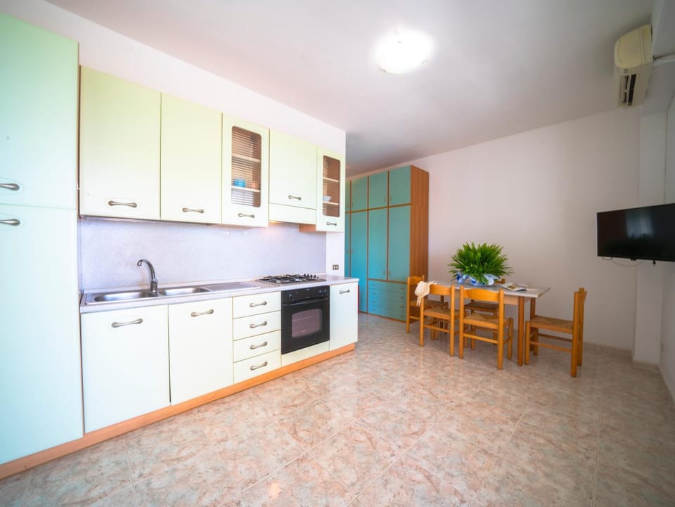 TV and multimedia, Kitchen or kitchenette, Dining area, oven, stove