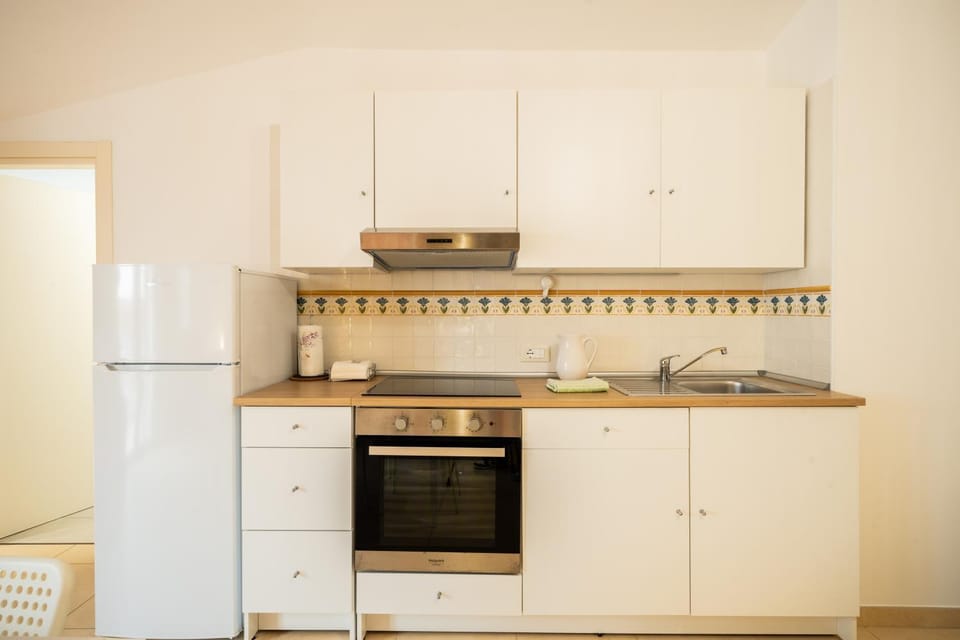 Kitchen or kitchenette, oven