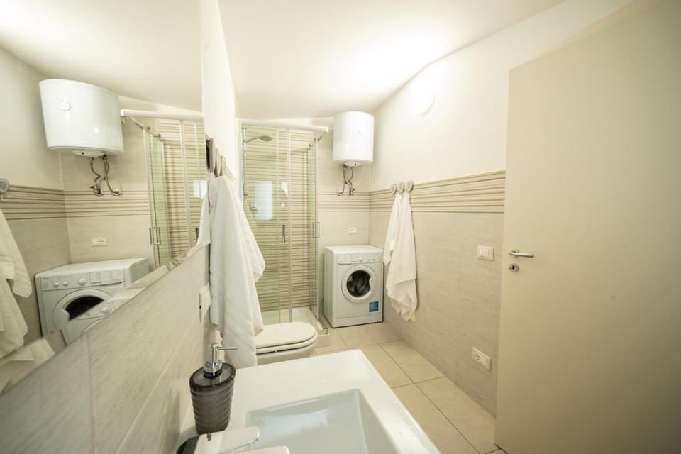Shower, Toilet, Bathroom, towels, washing machine
