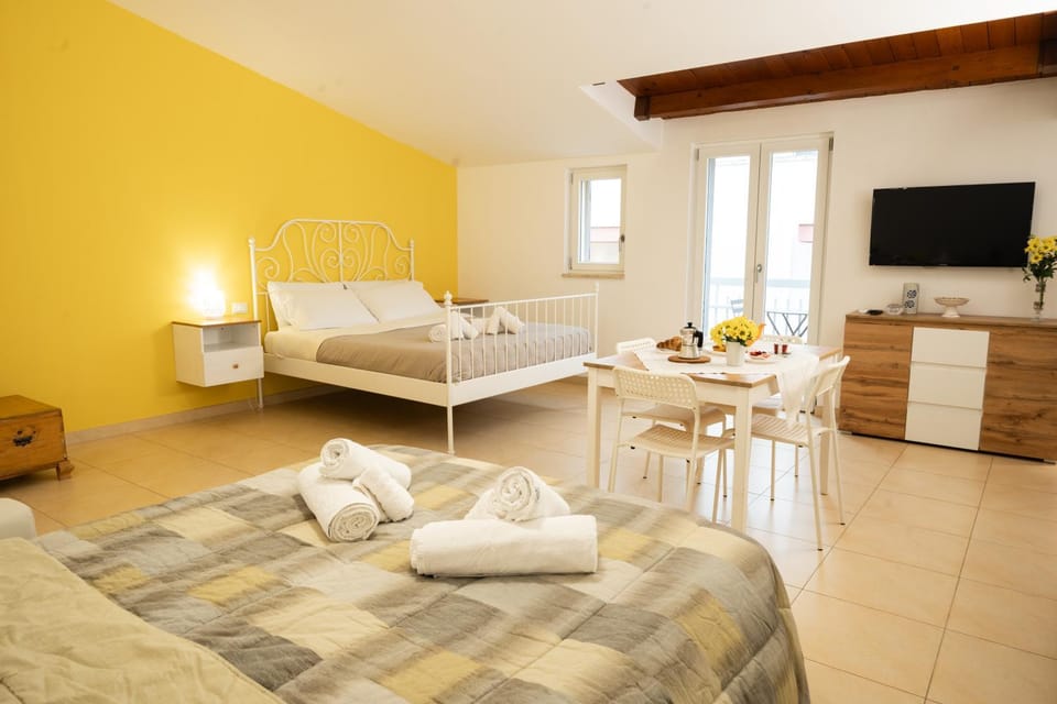 Bed, TV and multimedia, Living room, Photo of the whole room, Bedroom, towels