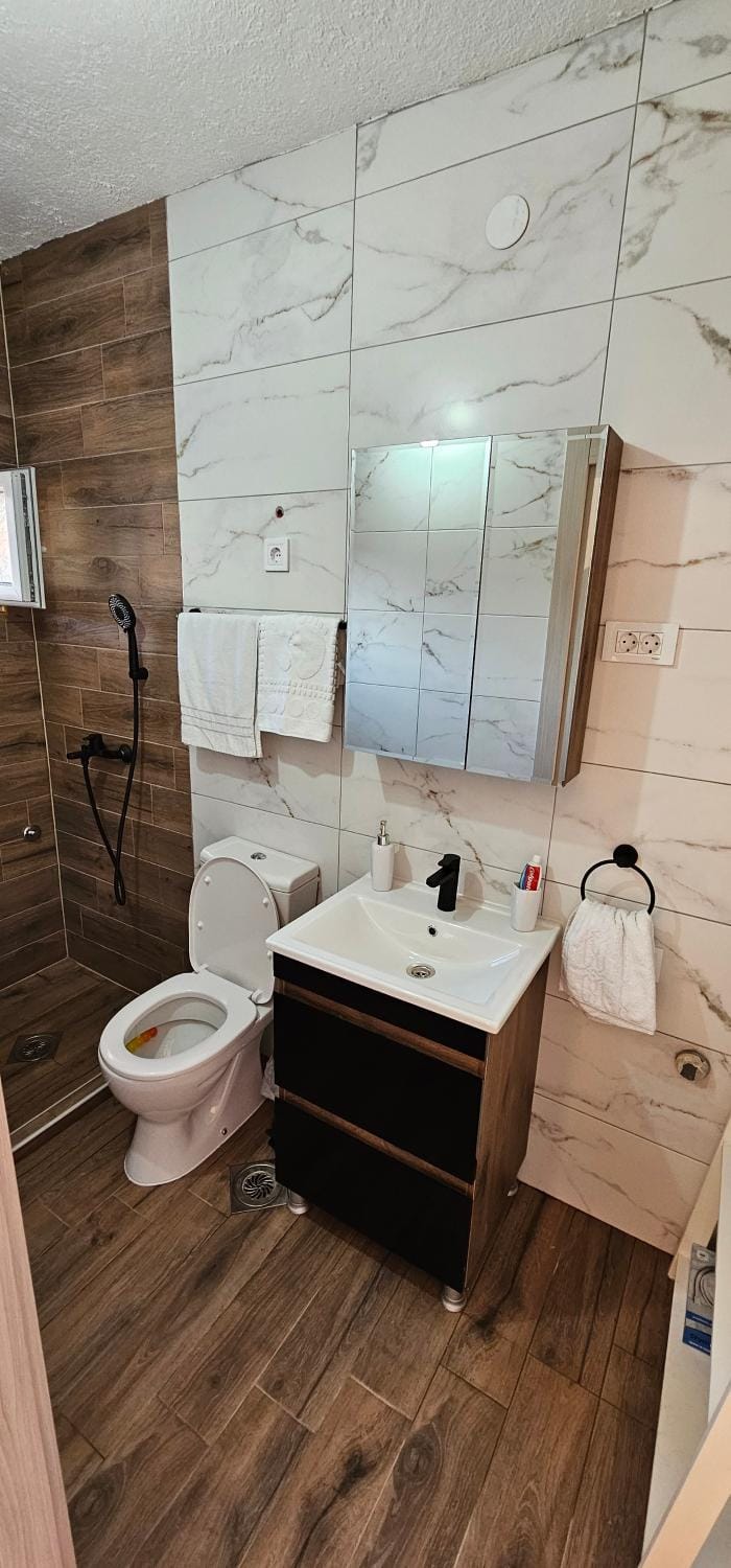 Shower, Toilet, Bathroom, towels