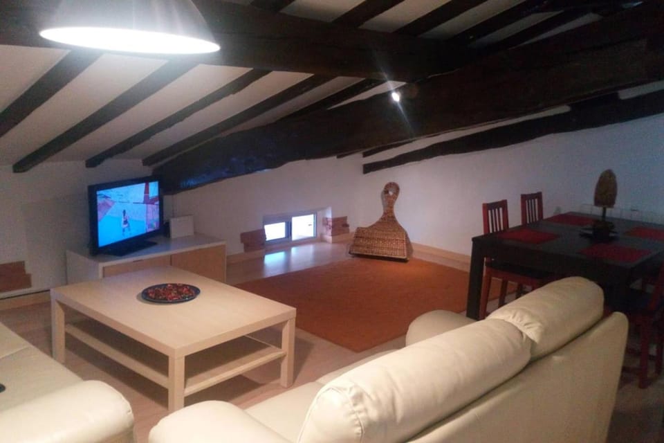 Communal lounge/ TV room, TV and multimedia, Living room, Seating area, Dining area
