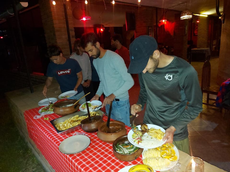 Restaurant/places to eat, Food and drinks, group of guests