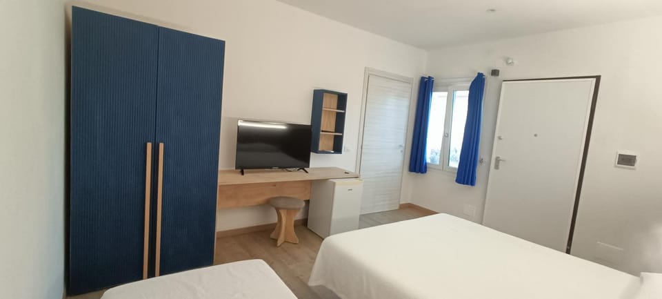 Bed, TV and multimedia, Photo of the whole room, Bedroom, wardrobe