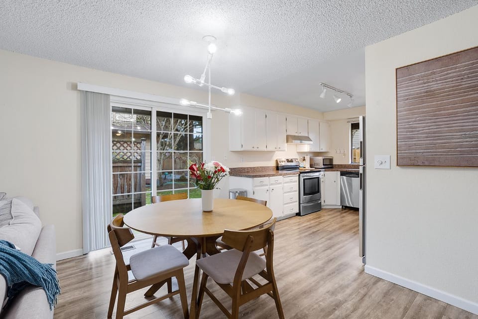 Garden Park Getaway Apartment in Tigard