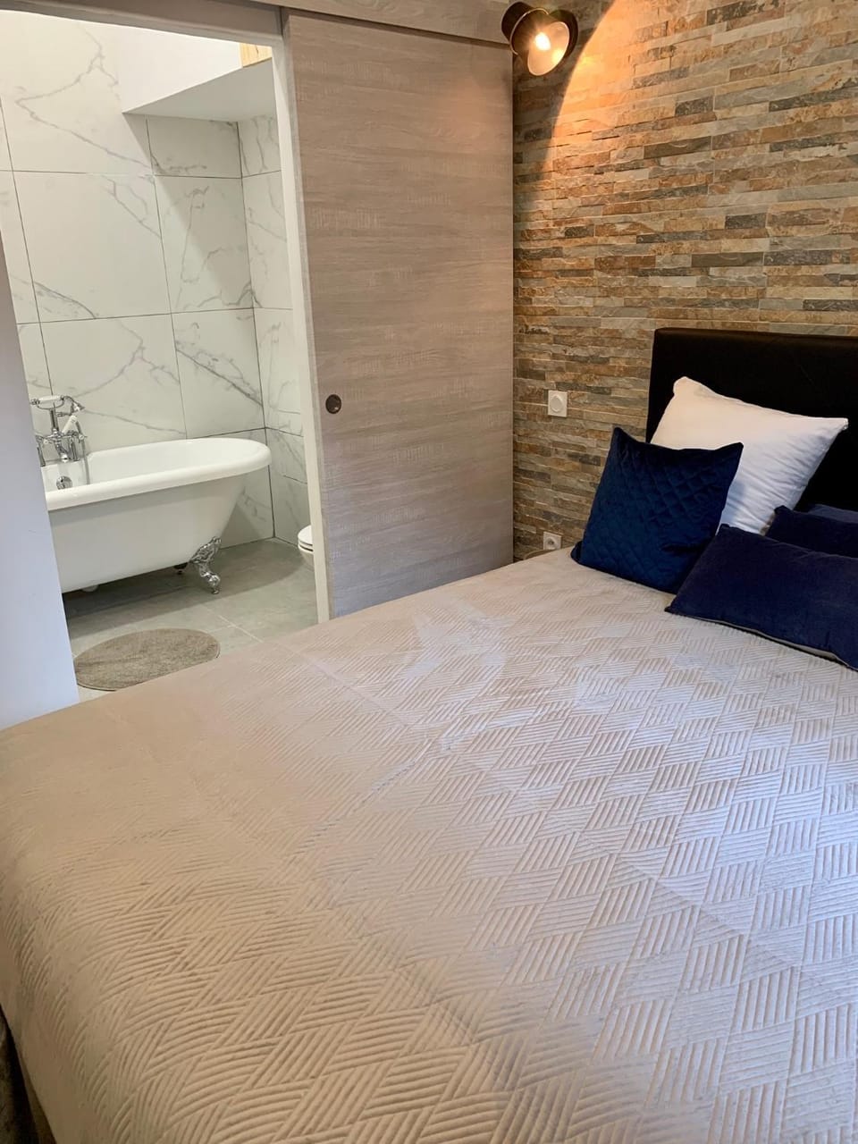 Bed, Photo of the whole room, Bedroom