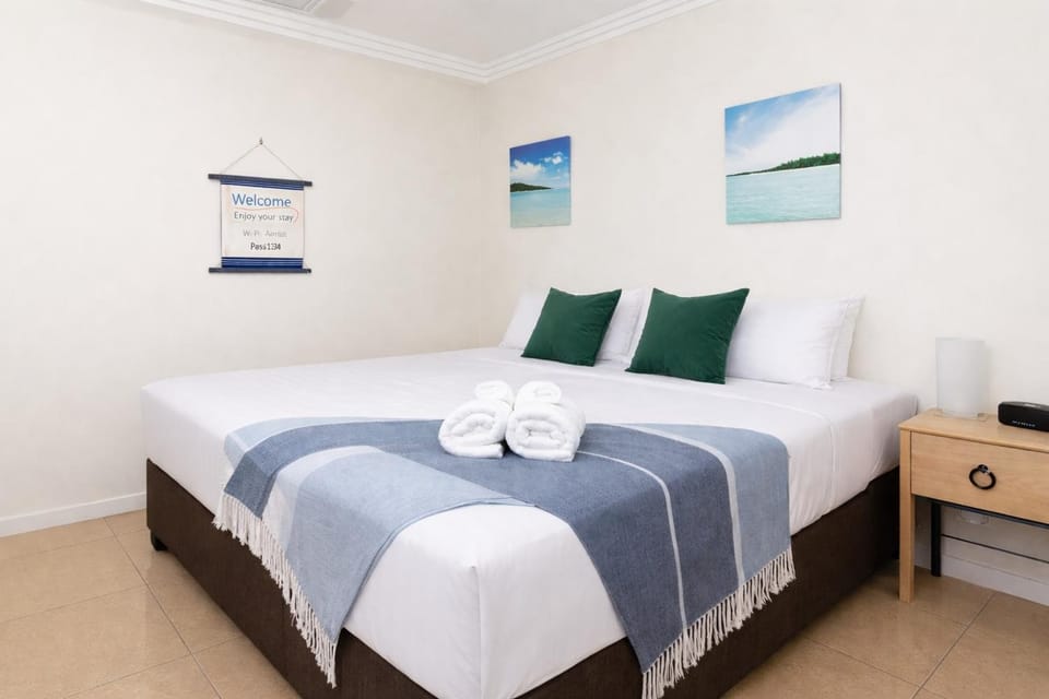 Airliedise NO hills 5min walk 2 Port of Airlie Ferry terminal WiFi Kitchen Apartment in Airlie Beach