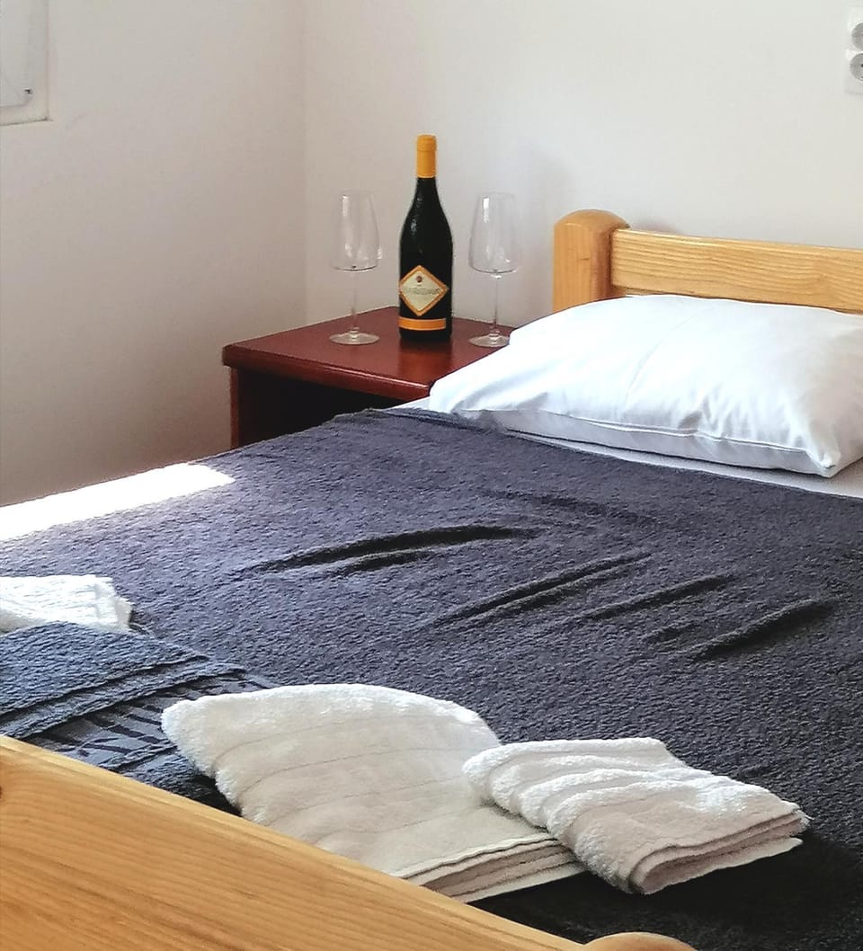 Bed, Bedroom, Drinks, Alcoholic drinks