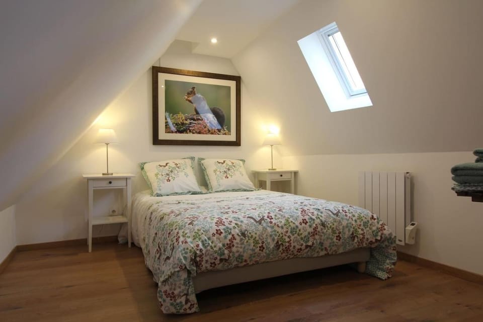 Photo of the whole room, Bedroom