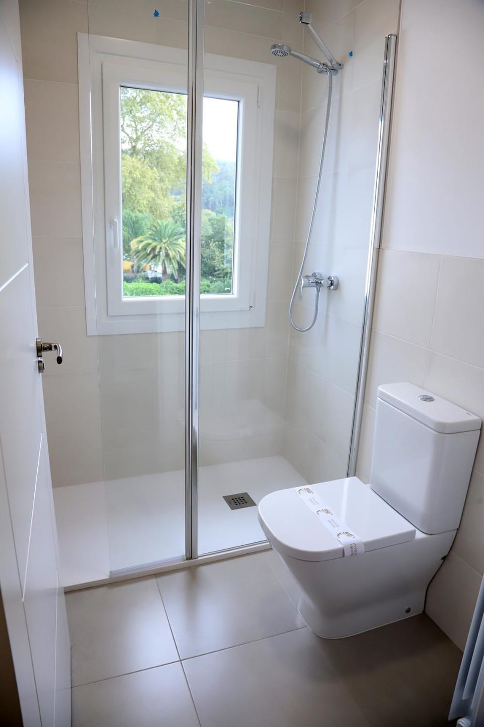 Bathroom, Photo of the whole room, River view