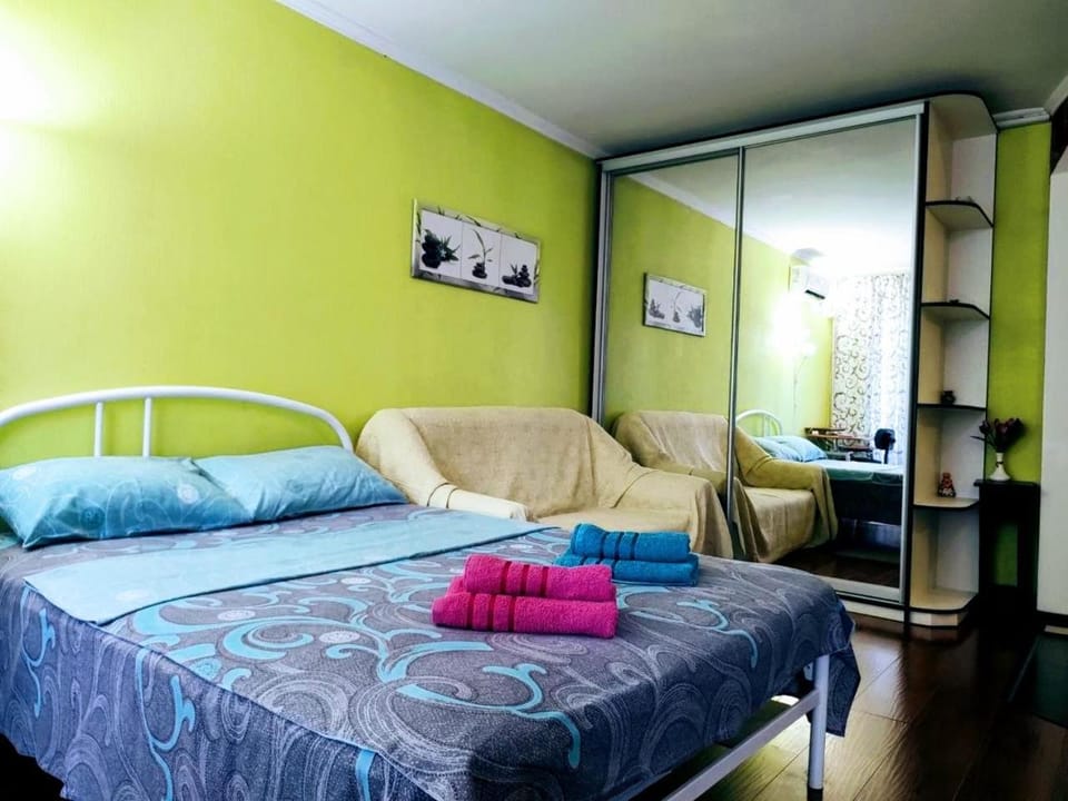 Bed, Photo of the whole room, Seating area, Bedroom, towels