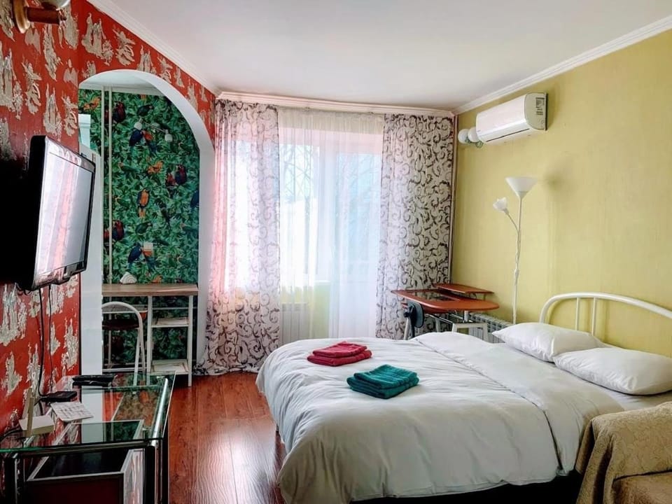 Bed, TV and multimedia, Photo of the whole room, Bedroom, towels, air conditioner