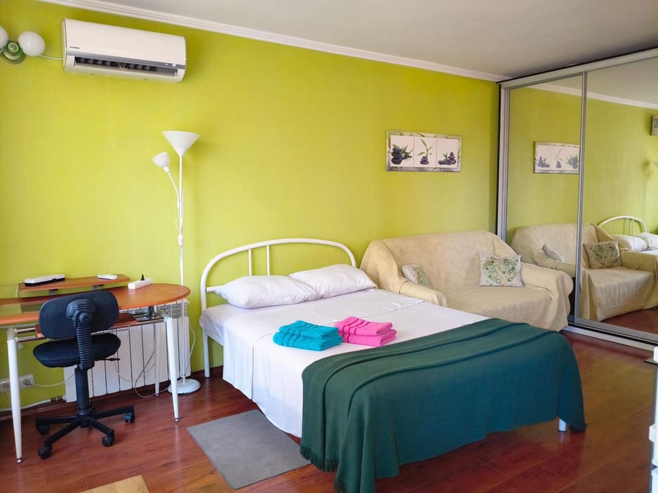 Bed, Photo of the whole room, Seating area, Bedroom, towels, air conditioner