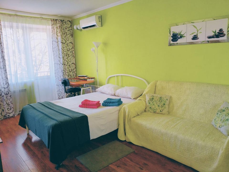 Bed, Photo of the whole room, Seating area, Bedroom, towels