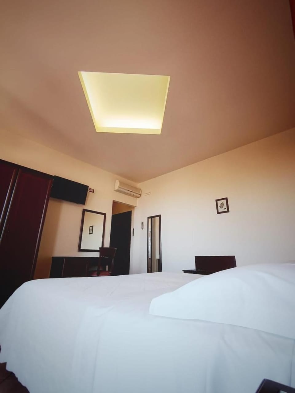 Bed, TV and multimedia, Photo of the whole room, Bedroom, wardrobe, air conditioner