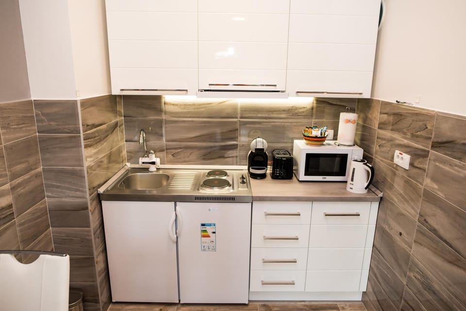 Kitchen or kitchenette, minibar