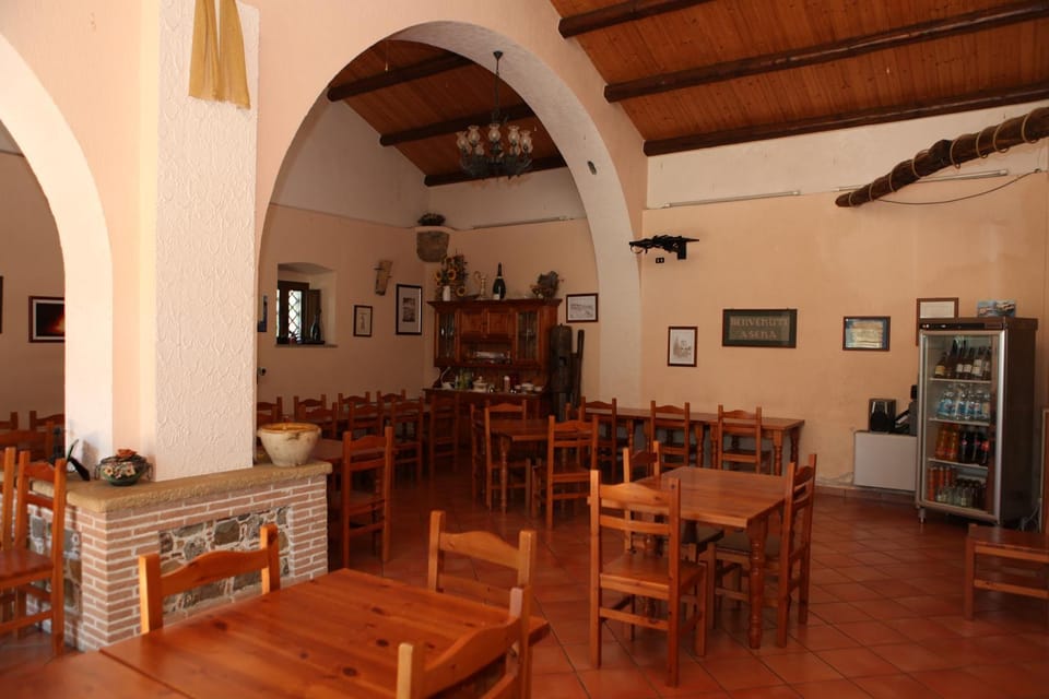 Restaurant/places to eat, Lounge or bar