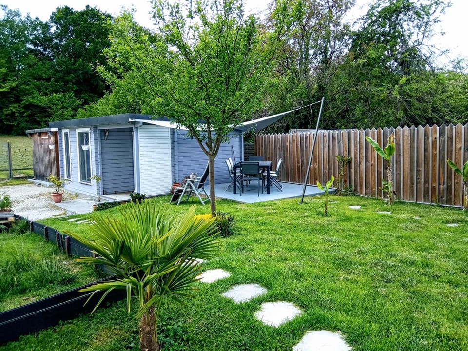 AGREABLE PETIT CHALET Bed and Breakfast in Nouvelle-Aquitaine