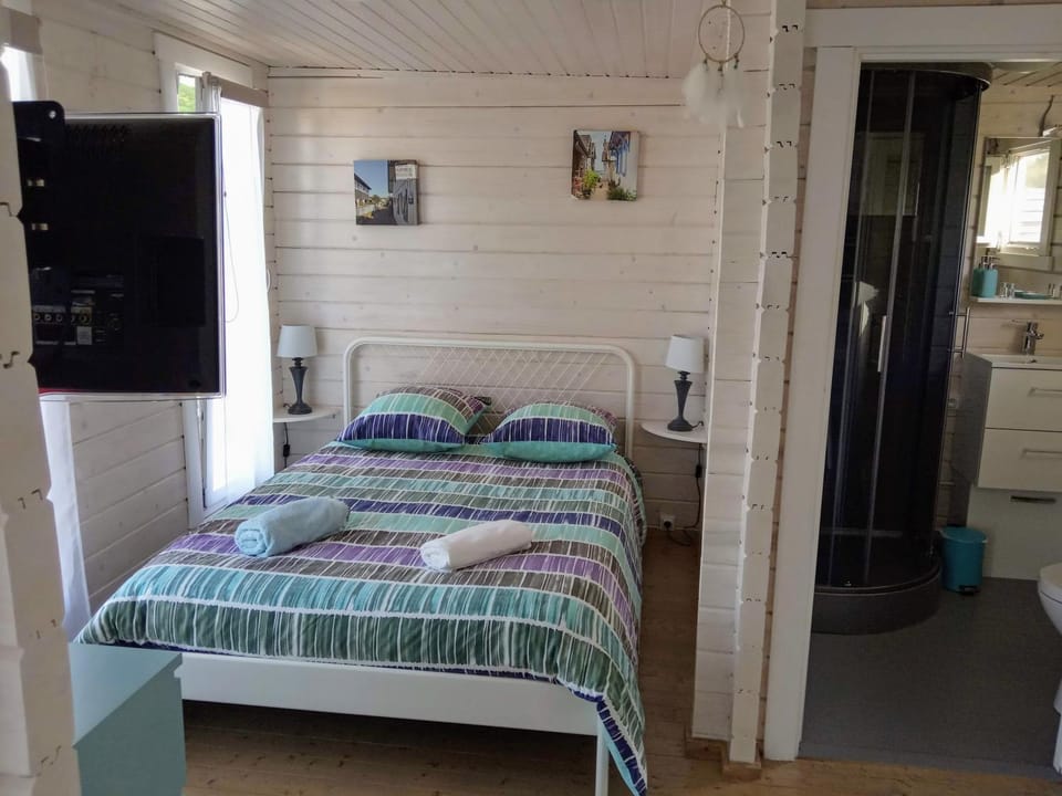 AGREABLE PETIT CHALET Bed and Breakfast in Nouvelle-Aquitaine
