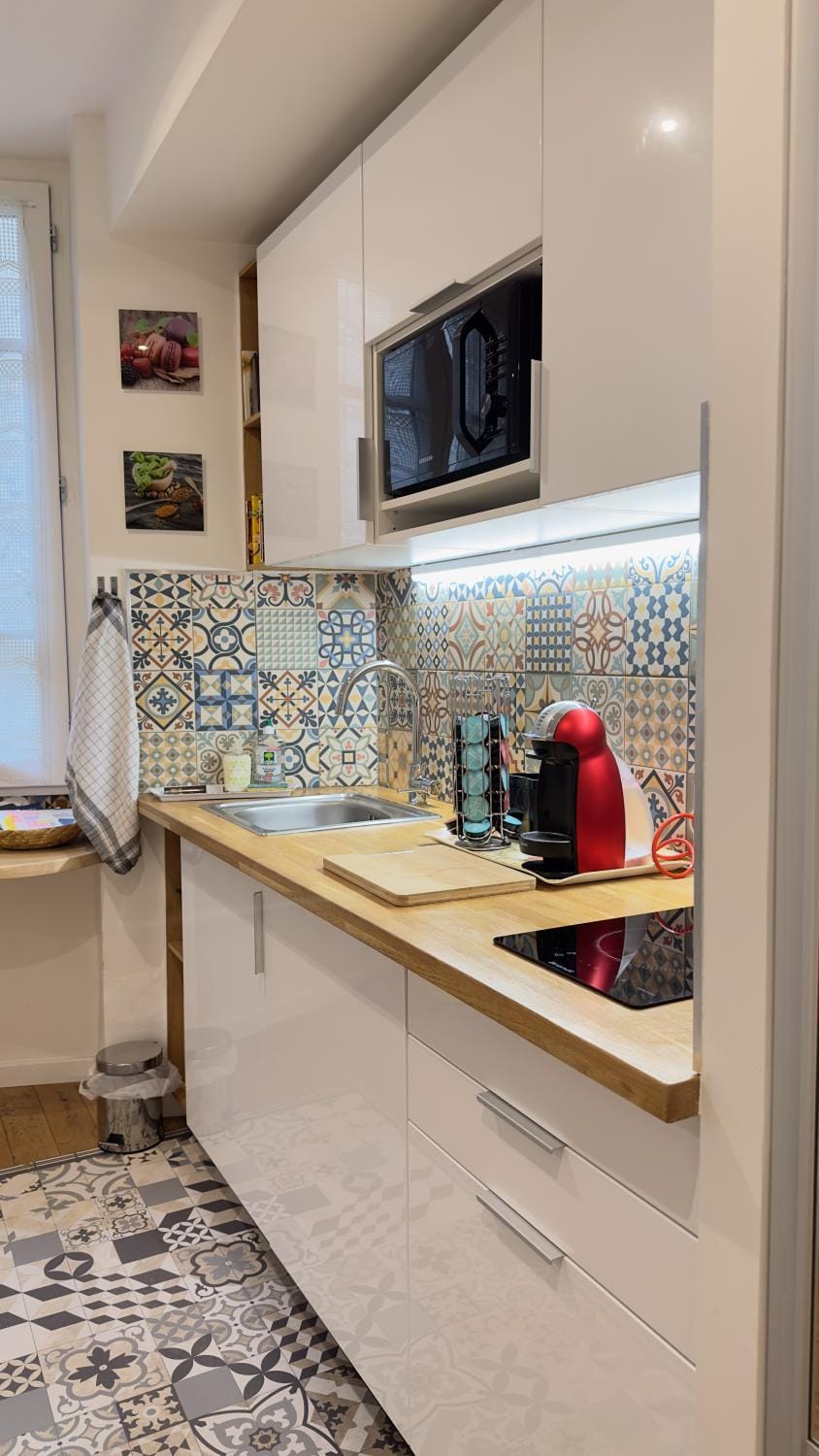 Kitchen or kitchenette, minibar, stove