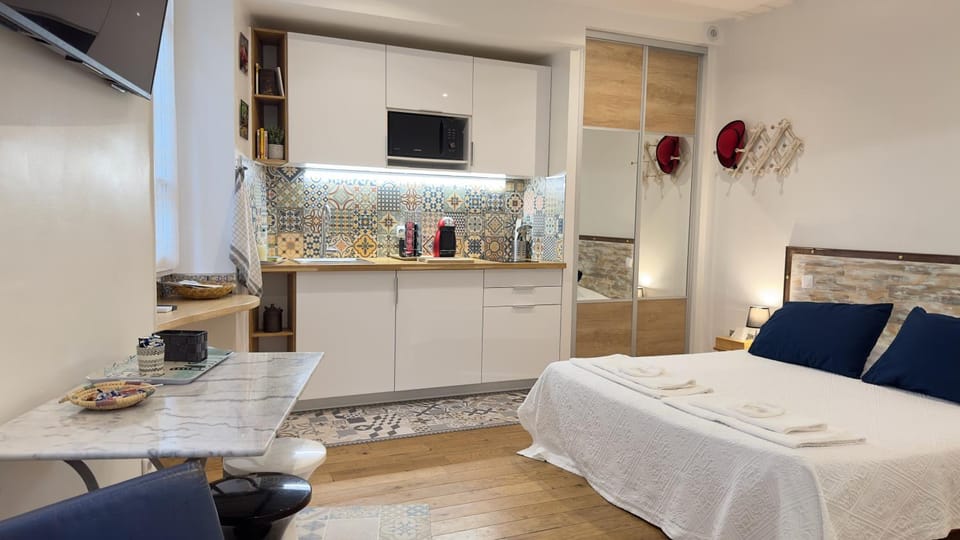 Bed, TV and multimedia, Kitchen or kitchenette, Living room, Photo of the whole room, Seating area, Bedroom, minibar, towels, wardrobe