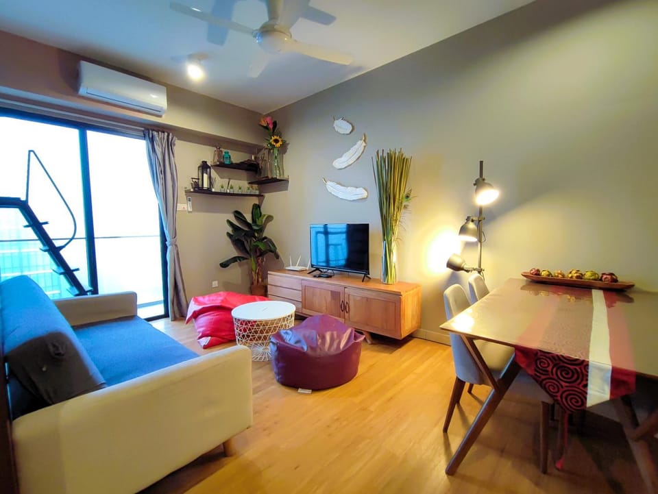 TV and multimedia, Living room, Seating area, Dining area, fireplace