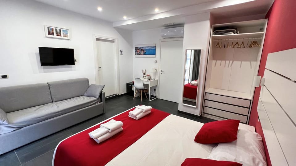 Bed, TV and multimedia, Photo of the whole room, Bedroom, wardrobe, air conditioner