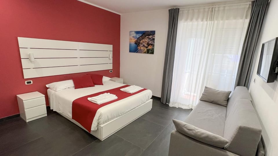 Bed, TV and multimedia, Photo of the whole room, Bedroom, towels