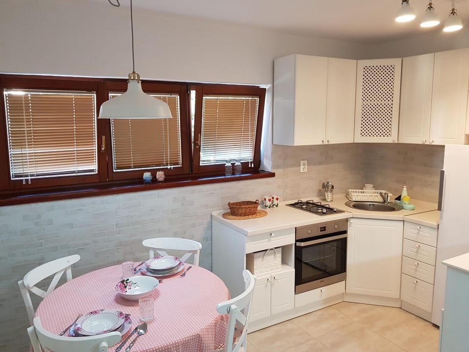 Kitchen or kitchenette, Dining area