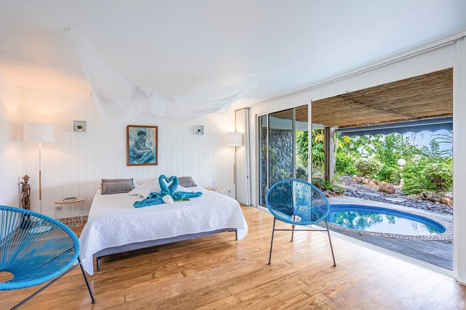 Natural landscape, Photo of the whole room, Bedroom, Pool view, towels